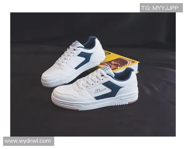 足球明星时尚新宠白色平板鞋引领潮流风尚展现运动与休闲完美结合